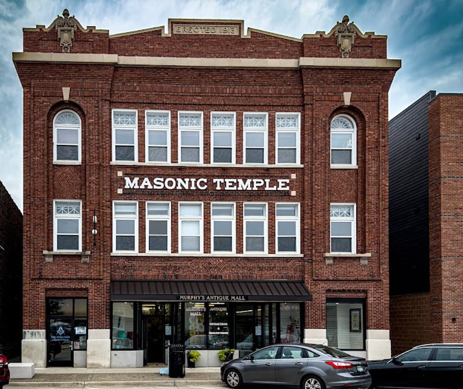 The historic Masonic Temple building at 321 Center Street in South Haven — red brick facade with arched windows, 'MASONIC TEMPLE' lettering, and the Murphy's Antique Mall storefront at street level.